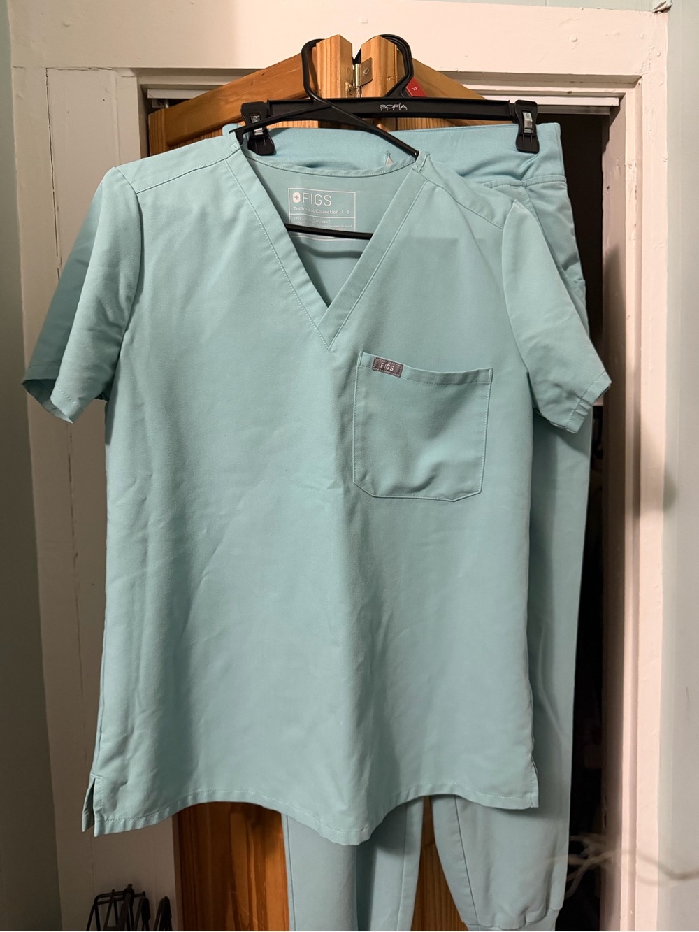 FIGS Womenโs Mint Green Scrub Set